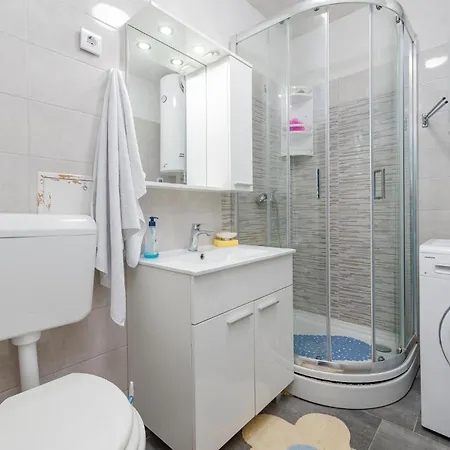 Nice In With Kitchen Apartment *