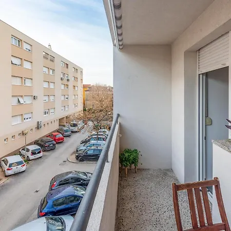 Nice In With Kitchen Apartment *